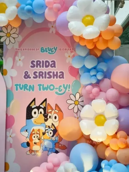 A closer look at the beautiful details of our Bluey-themed party, including the custom backdrop and the intricate daisy balloon flowers.