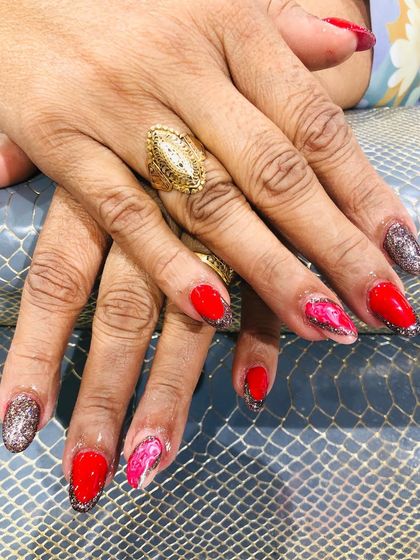 A beautiful combination of red, glitter, and marble art. This set mixes different techniques for a unique and glamorous finish.