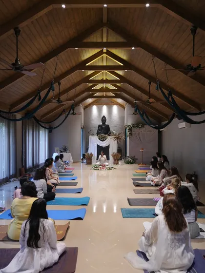 A glimpse into one of my workshops, a space where we gather to learn and grow. I guide students through practices that go beyond the mat, focusing on regulating the nervous system and building a deeper connection with the self.
