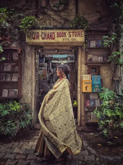 I love giving vintage a modern story. Here, I styled a classic Banarasi saree for a retro-themed shoot at Delhi's iconic Faqir-Chand bookstore. The goal was to create a timeless, nostalgic mood that feels straight out of a classic film.