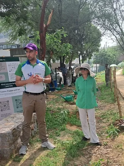 Our team briefs the volunteers from Aramco at Aravali Creek, explaining the project's goals of recharging the water table and preventing urban flooding.
