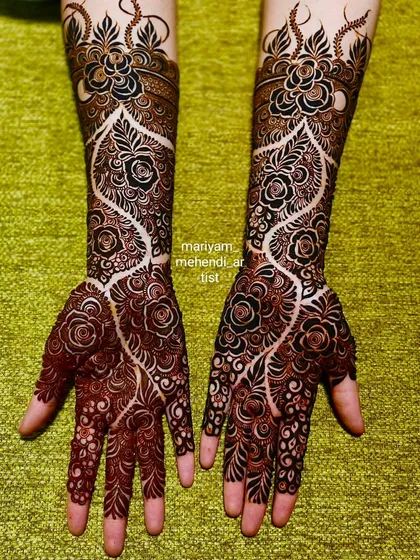 This is the popular cut crease mehendi style. The design uses negative space to create a bold, modern look, combining traditional floral motifs with a contemporary layout.