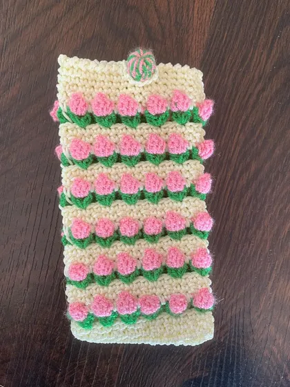 This mobile pouch features pretty pink tulips on a cream background, offering a soft and feminine way to carry your phone.
