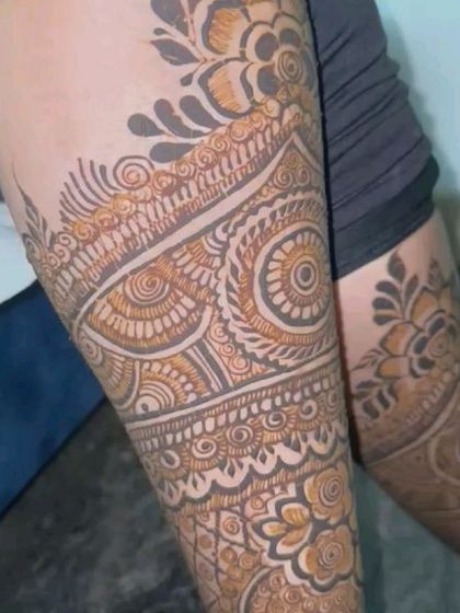 A duplicate of 114, showing the same leg henna detail.