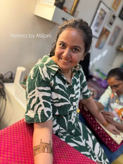 A happy moment with actress Roopali Tyagi as I apply a custom design of the Gateway of India on her arm. It's always a pleasure to bring a client's vision to life.