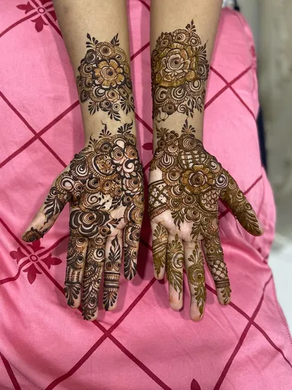 A top-down view of the floral mehendi.