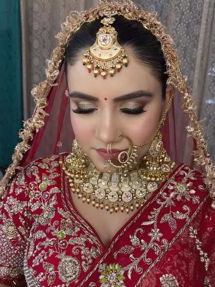 A close-up of a bride with golden glitter eyeshadow and a soft smile. This look is perfect for an evening wedding ceremony, adding a touch of glamour.