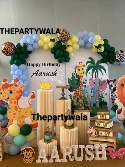 A jungle theme with a touch of blue! The mix of green, yellow, and blue balloons with animal print accents creates a unique and playful look.
