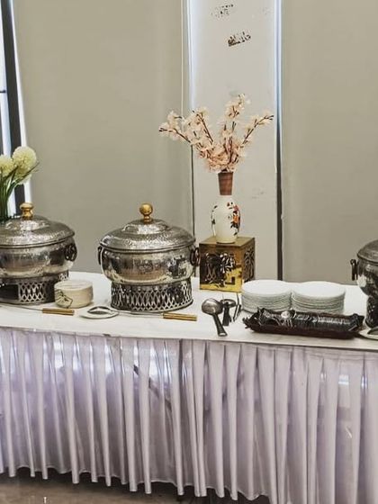 A simple and elegant buffet setup for a housewarming party. I can create beautiful arrangements even in smaller spaces to make your intimate gatherings feel special.