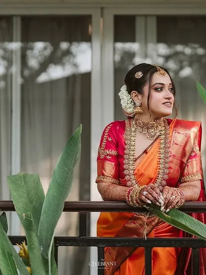A beautiful candid of this Shetty bride. The makeup is designed to look flawless and radiant, even in natural outdoor lighting.
