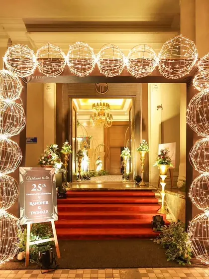 For a 25th anniversary, I designed this beautiful and warm welcome gate. The arch is constructed from interconnected wireframe spheres wrapped in fairy lights, creating a magical, glowing entrance for the celebrating couple and their guests.