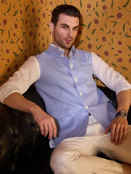 The checkered pattern of this light blue waistcoat adds a touch of classic style. It's a versatile piece for any member of the groom's tribe.