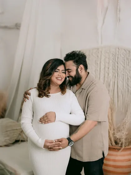 The quiet anticipation before a new arrival is a story in itself. In this cozy, indoor lifestyle maternity session, I focused on the gentle connection between the parents-to-be, capturing the love that awaits their little one.