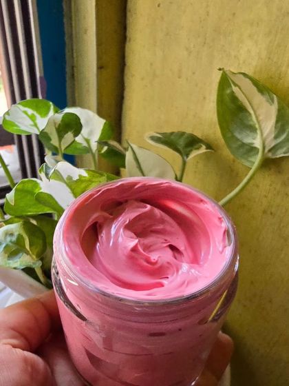 The kaolin clay in this pack helps absorb impurities and rejuvenate new skin cells.