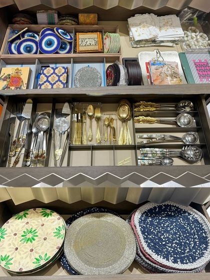 This set of drawers is for hosting essentials. We've organized fine cutlery, napkins, coasters, and placemats, so everything is ready for your next dinner party.