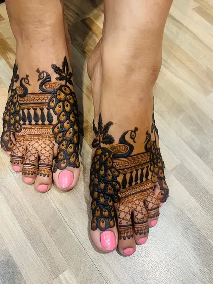 A bold and beautiful peacock design for the feet, perfect for a bride who loves this classic motif. The design uses negative space to make the peacocks stand out.