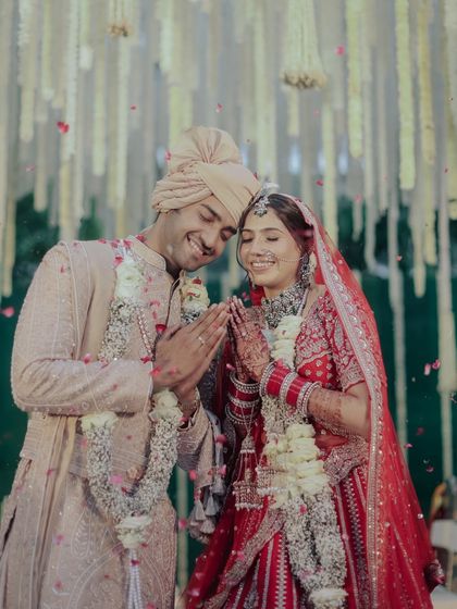 A moment of love and tradition. This photo showcases the bride's complete look, from the intricate details of her jewelry to the soft, romantic makeup that enhances her natural beauty.