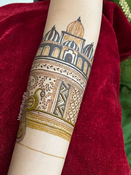 This design features a landmark that is special to the couple, the Taj Mahal, symbolizing eternal love. It's a unique way to incorporate a meaningful place into your bridal mehendi.