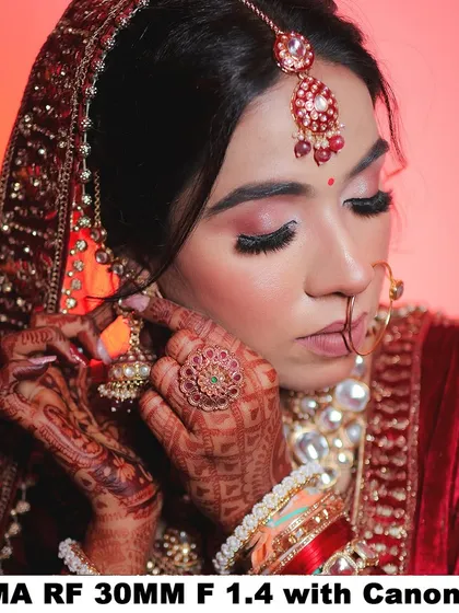 This close-up highlights the intricate henna design and jewelry, demonstrating the lens's capability to capture fine details.