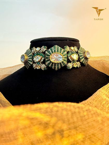 For the woman who does not settle for ordinary. This emerald and polki choker brings drama and intricate craftsmanship straight to your look, letting your style speak louder than ever.
