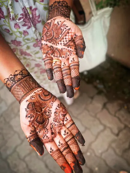 The same Indo-Arabic design with the fresh paste. You can see the clean lines and the combination of leafy vines and traditional motifs that define this style.