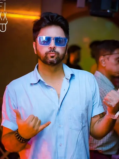 Clicks and pics from a Friday night at The Fixx. The shaka sign and cool blue shades set the mood for the Independence Day weekend.