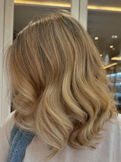 A final look at the stunning pearl blond balayage, a perfect example of a modern, chic hair color.
