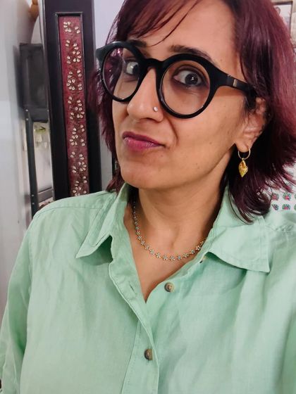 Another selfie in my casual Monday outfit. The light linen shirt is perfect for a busy day.