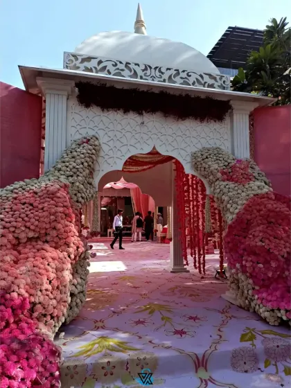 A closer view of the floral-covered Anand Karaj entrance, showing the detailed craftsmanship and the sheer volume of flowers used to create this magnificent structure.