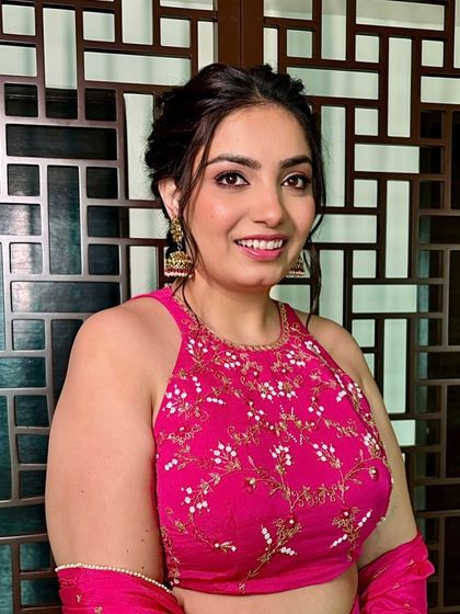 I will never fall out of love with pinks and corals for morning makeup. This sweet bride for her Haldi ceremony is the perfect example of how these colors create a fresh and vibrant look.