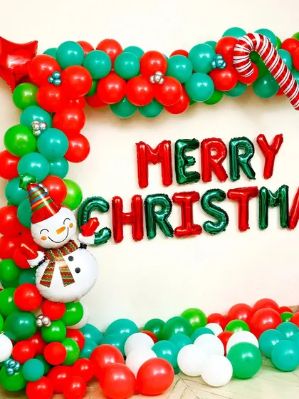 Here is a close-up of a custom Christmas photo booth frame I created. It includes 'Merry Christmas' foil lettering, a cheerful snowman, and a classic red, green, and white balloon arrangement, perfect for team photos and office parties.