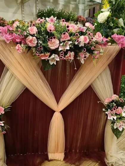 An elegant and simple ready-made option, this piece uses beautiful pastel drapes and a classic floral arrangement to create a sophisticated look.