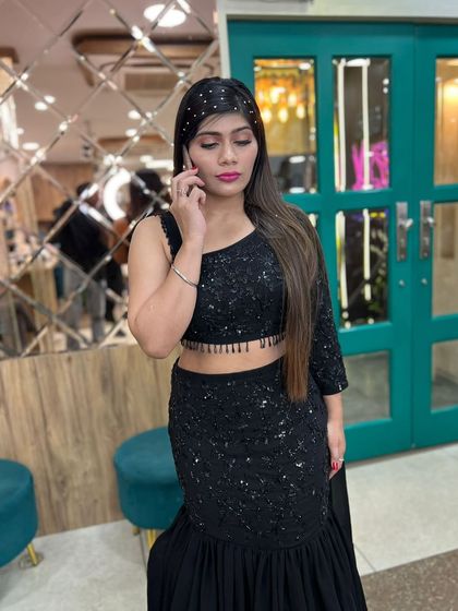 A final look at this modern party style, a perfect combination of traditional attire and contemporary glam.