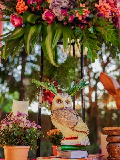 I love adding whimsical elements like this cute owl figurine. Nestled among lush florals, it adds a playful and unexpected touch to the Mehendi decor.