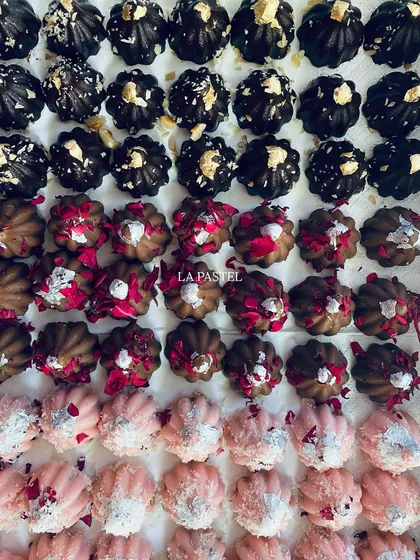 This top-down view shows the beautiful variety in my chocolate modak collection. Each row features a different flavour, from the rich dark chocolate to the delicate pink gulkand ones, all decorated by hand. ✨