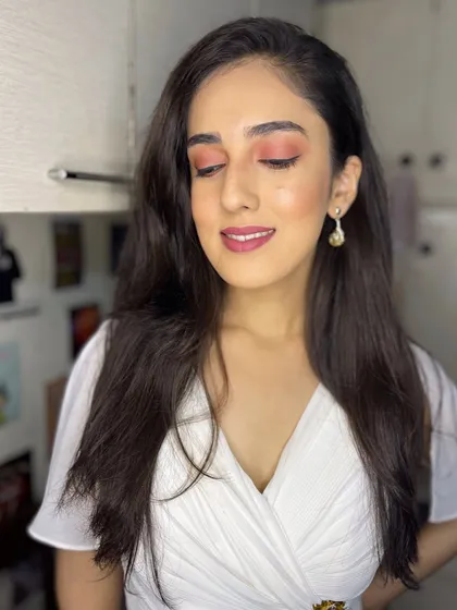The soft, peachy-pink eyeshadow adds a touch of color without overpowering the minimalist aesthetic.