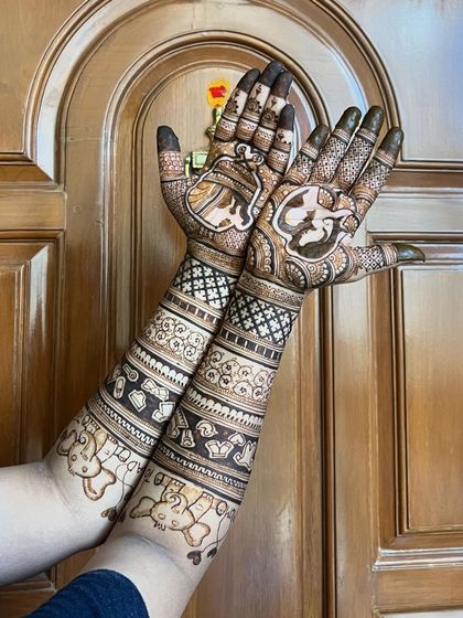 A slightly different pose of the same baby shower design, showing the playful teddy bears on the lower arms.