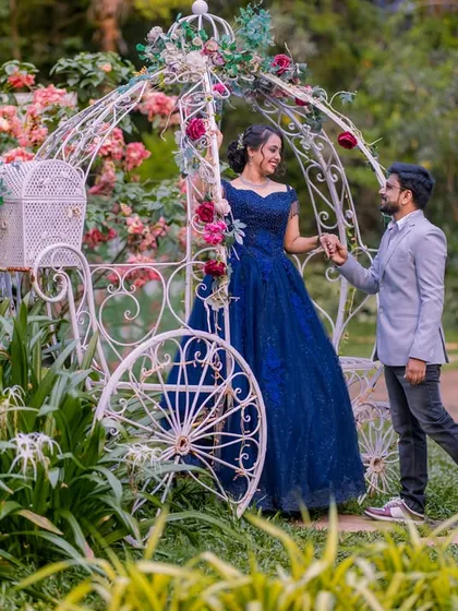A romantic pose by the Cinderella carriage, a perfect setting for capturing a fairytale love story.