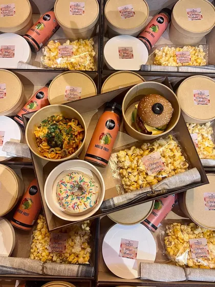 I love making kids' parties extra special with these custom food boxes. This one is filled with a mini slider, pasta, popcorn, and a sprinkle donut, creating a complete and exciting meal for each little guest.