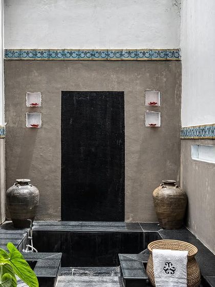 A duplicate of image 469, showing the open-air bathtub.