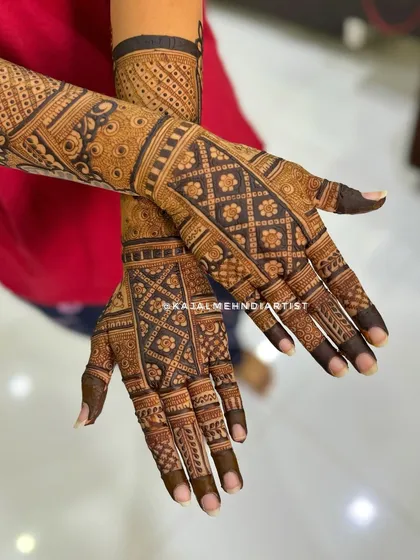 An angled view of the non-figurative bridal henna.