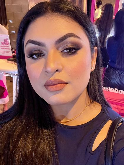 A selfie from the Huda Beauty event, showing off my smokey eye and nude lip.