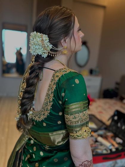 Another angle of the Maharashtrian bridal braid, showing the beautiful combination of the floral arrangement and the delicate hair jewellery.