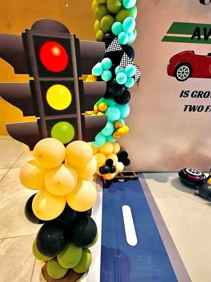An identical shot of the traffic light balloon sculpture, a fun detail for a car-themed party.