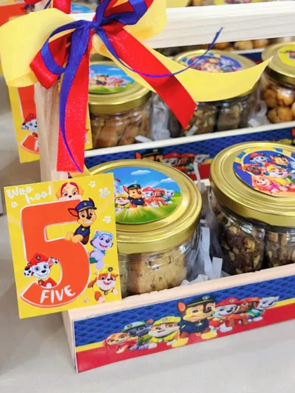 A detailed view of the "Was 'five'" tag on the 'Paw Patrol' return gift, a fun detail for a fifth birthday party.