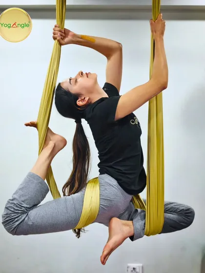 The Aerial Pigeon Pose is a perfect example of how the hammock helps you deepen your practice. It provides support to open the hips and stretch the quadriceps more effectively than on the mat, releasing tension and increasing mobility.