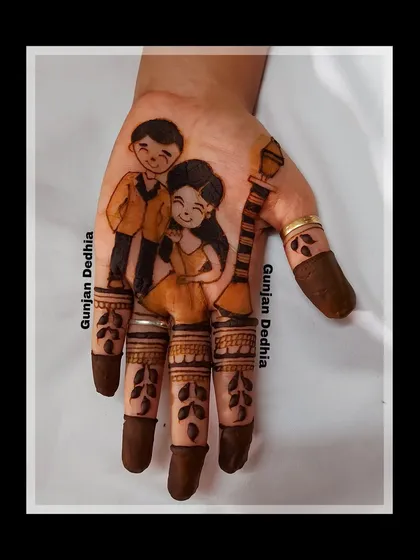 A close up of a charming couple portrait for an engagement. The simple leafy patterns on the fingers draw attention to the main artwork.