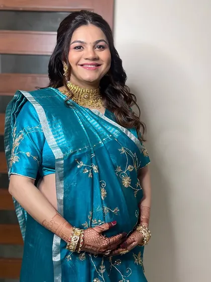 Celebrating a new beginning with a baby shower. For this beautiful mom-to-be, I created a soft, dewy makeup look that enhances her natural pregnancy glow, paired with gentle curls for an effortlessly beautiful style.