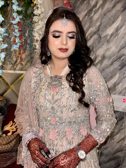 My beautiful bride Umama, rocking this gorgeous look for her Walima. The soft pink and silver tones of her outfit are reflected in her makeup.