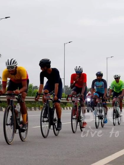 The masters peloton, a large and competitive field, shows the popularity of this category among seasoned cyclists.